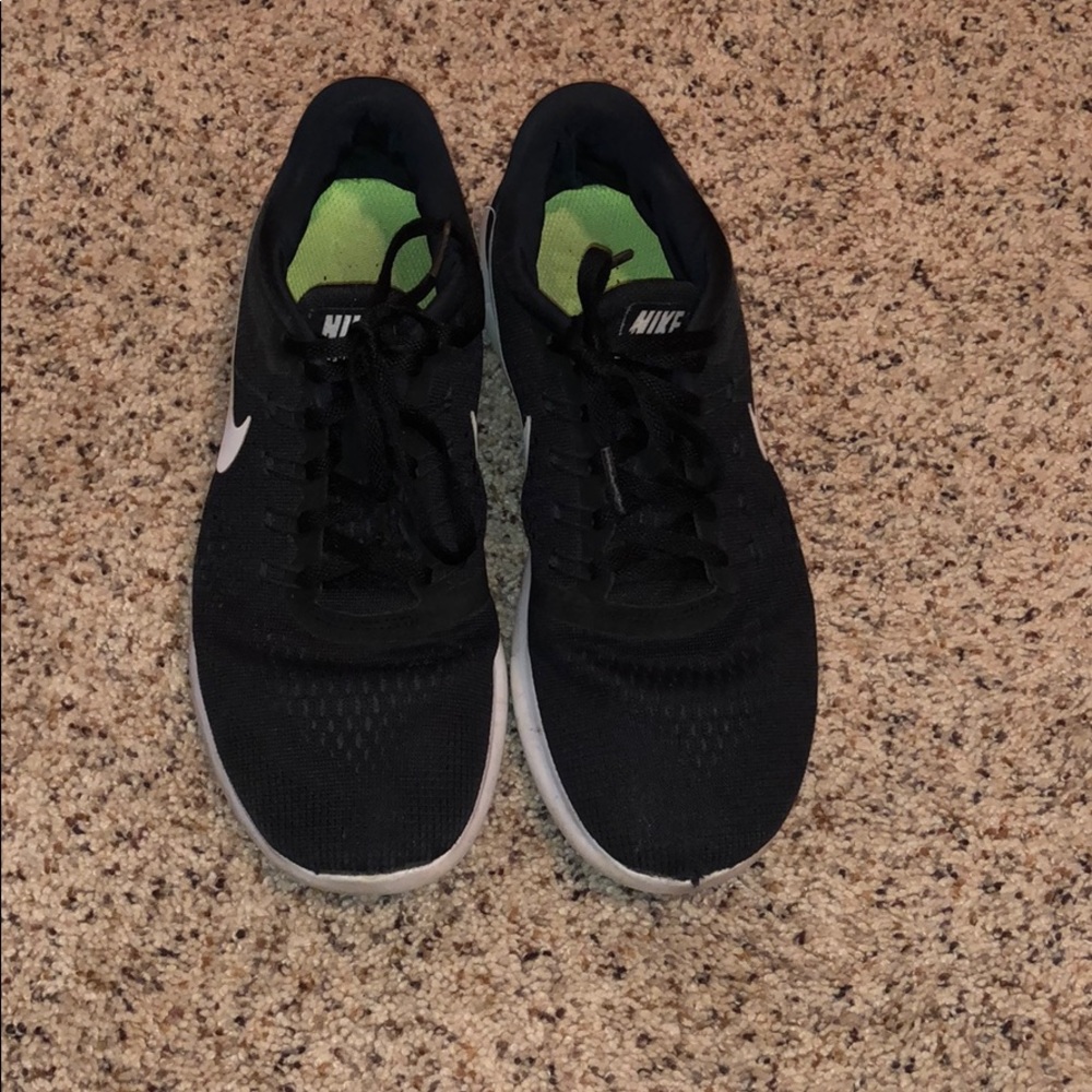 Black Nike Free Runs Size 8.5